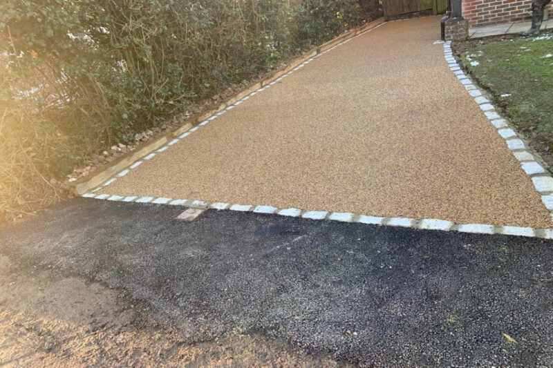 Resin-Bound-Driveway-with-Cobbled-Edge-and-Sleeper-Wall-in-Sevenoaks-Kent-7
